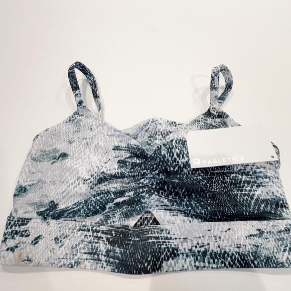 Fabletics Kenzie Sports Bra Womens Medium Snake Print Peek-A-Boo Performance NWT - Picture 2 of 10